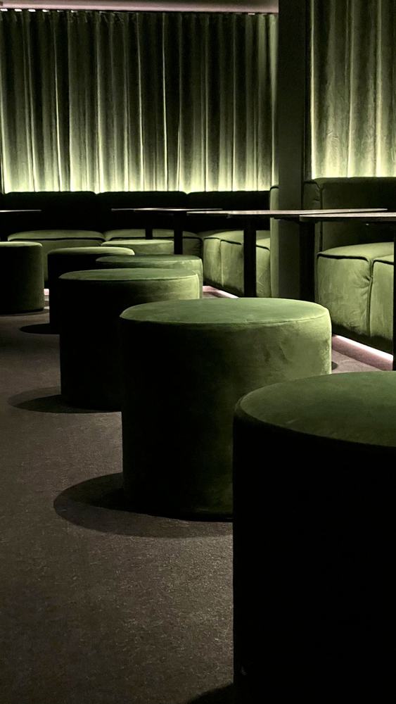 Poufs et tables basses dans la pénombre