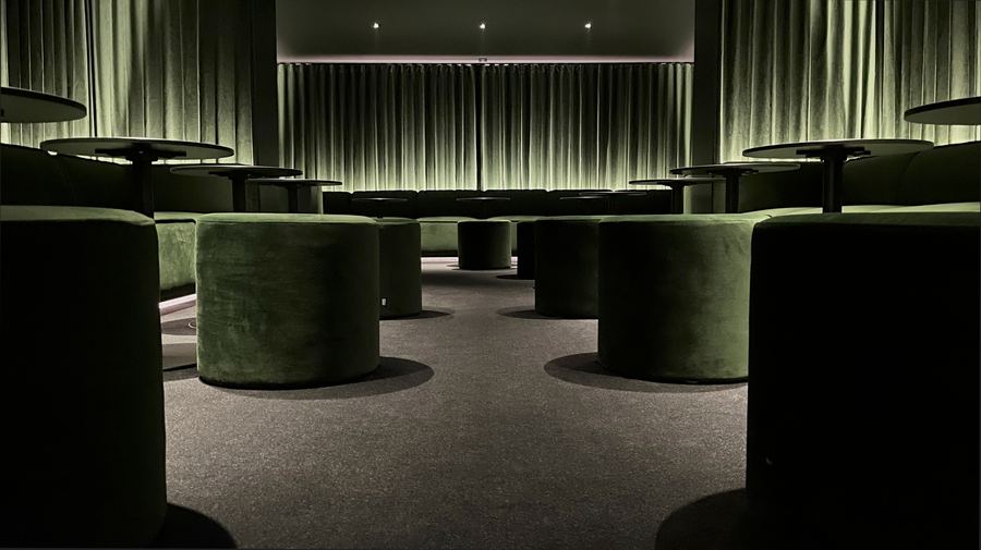 La salle, banquettes et poufs vert forêt